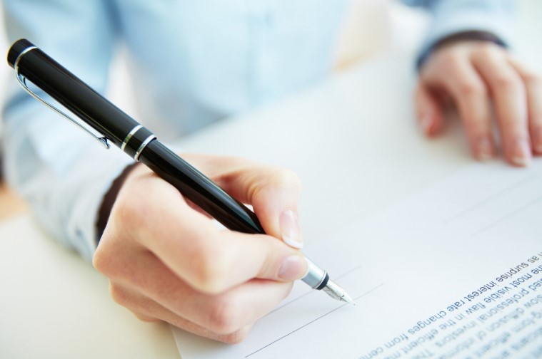 ¿Por qué los contratos se firman con pluma azul?