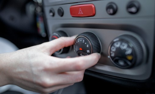 Trucos para eliminar el mal olor del aire acondicionado del auto y por qué sucede