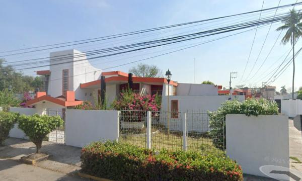 CASA EN ESQUINA BODEGAS Y JARDIN