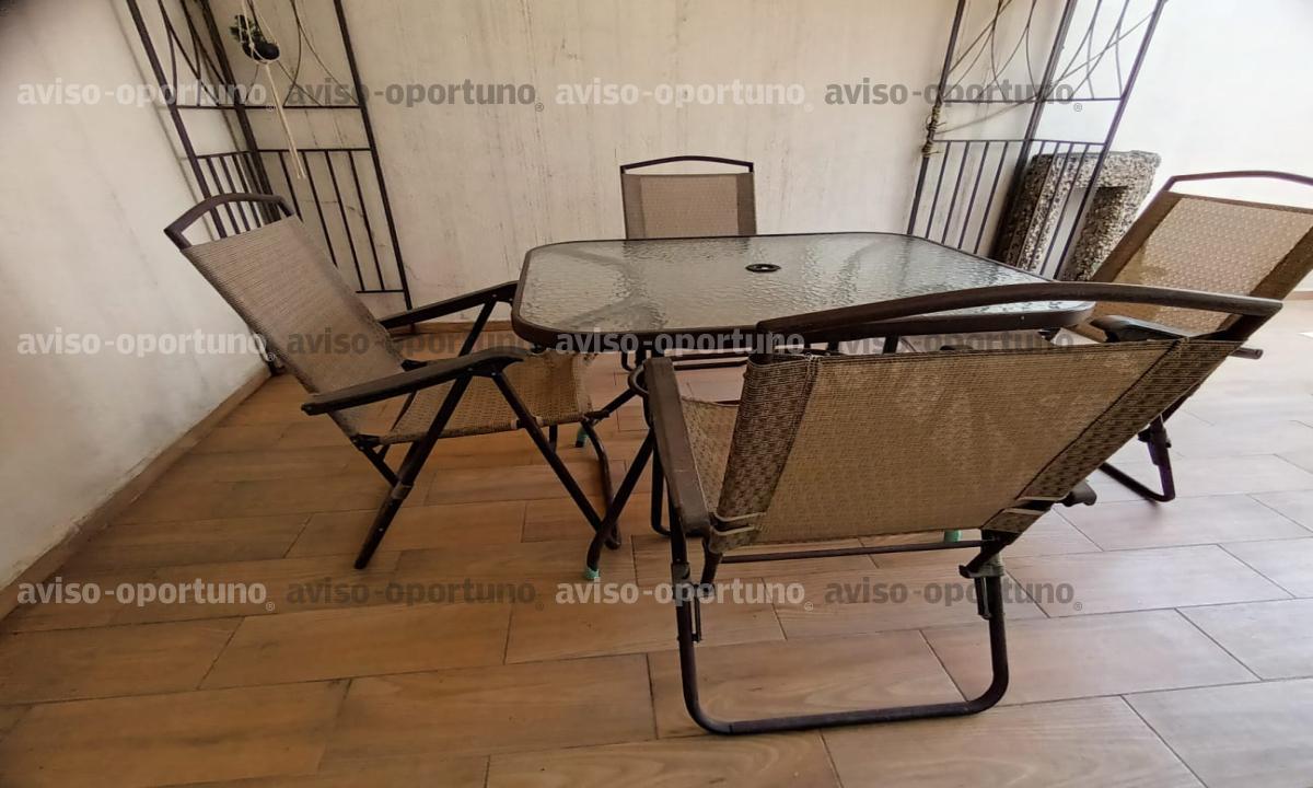 MESA DE JARDÍN CON 4 SILLAS