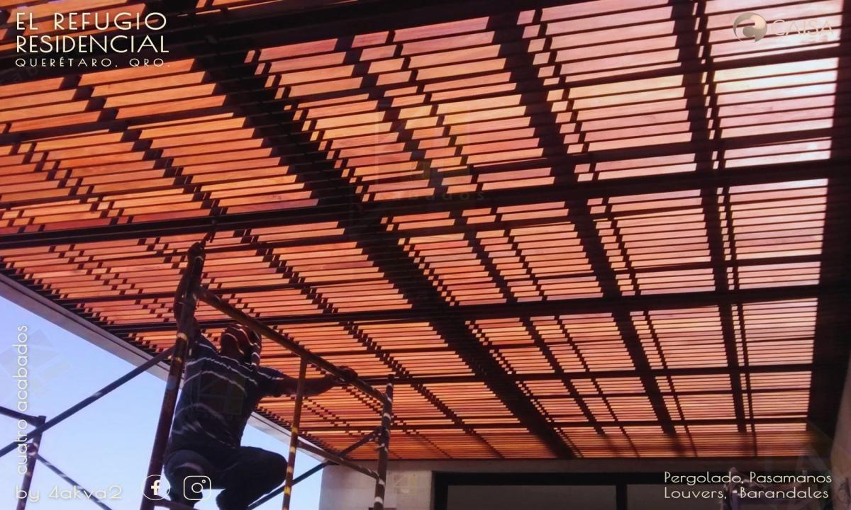 PÉRGOLA ARTESANAL DE MADERA, DE CUATRO ACABADOS